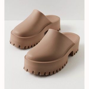 Brand New Jeffrey Campbell- BAE PLATFORM MULES 😍